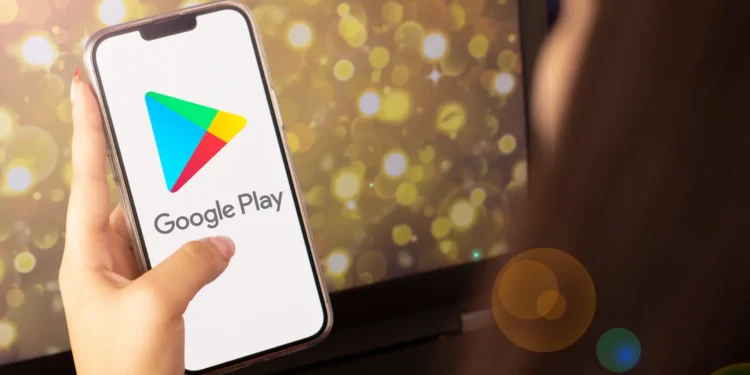 Pessoa segurando celular com aplicativo Google Play aberto, representando o passo a passo para solicitar reembolso de aplicativos e jogos comprados na plataforma.