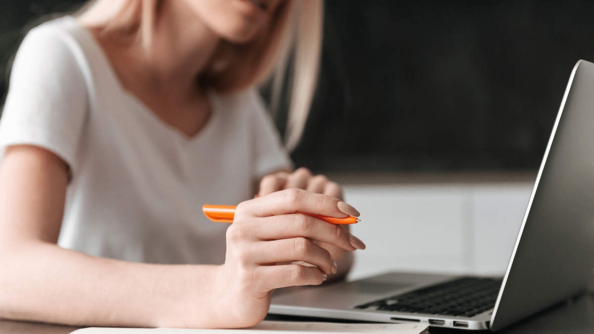 Candidata realizando estudos para concurso público da Câmara de Três Corações (MG) com inscrições abertas a partir desta quarta-feira (15).