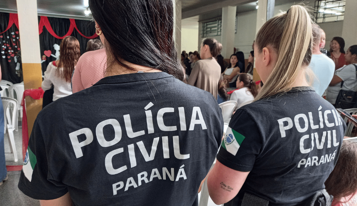 Inscrições para concurso da Polícia Civil do Paraná abrem em julho Agentes da Polícia Civil do Paraná durante ação institucional com uniformes da corporação.