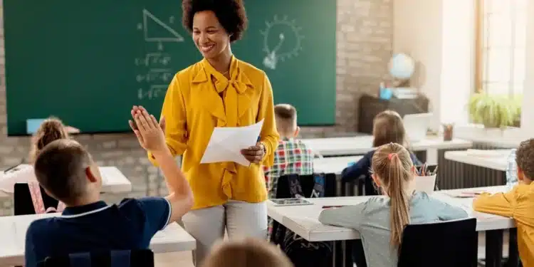 Professora em sala de aula durante atividade educacional relacionada à formação continuada de profissionais da educação.