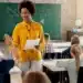 Professora em sala de aula durante atividade educacional relacionada à formação continuada de profissionais da educação.