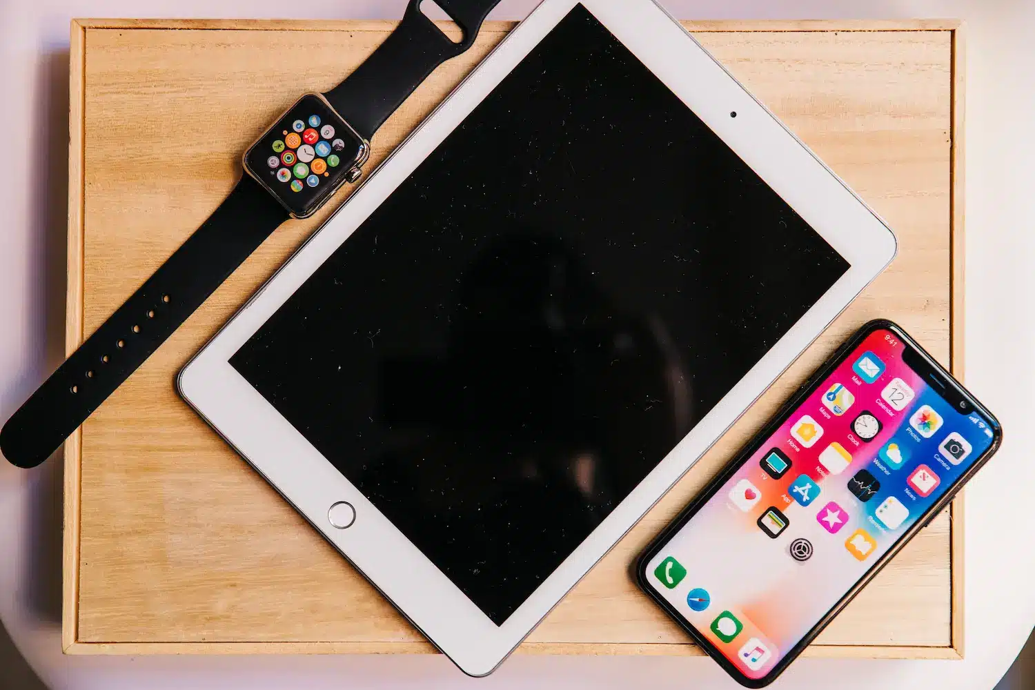 Apple libera iOS 26.5.2 para iPhones 11 e mais recentes e também para iPads Dispositivos Apple como iPhone, iPad e Apple Watch exibidos em mesa, representando a chegada da atualização iOS 26.5.2 para diferentes modelos.