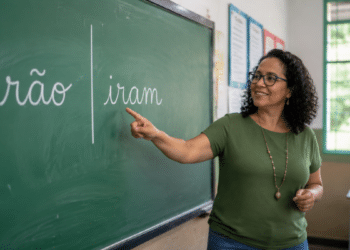 Professora explica na lousa a diferença entre “irão” e “iram” em aula de português.