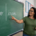 Professora explica na lousa a diferença entre “irão” e “iram” em aula de português.
