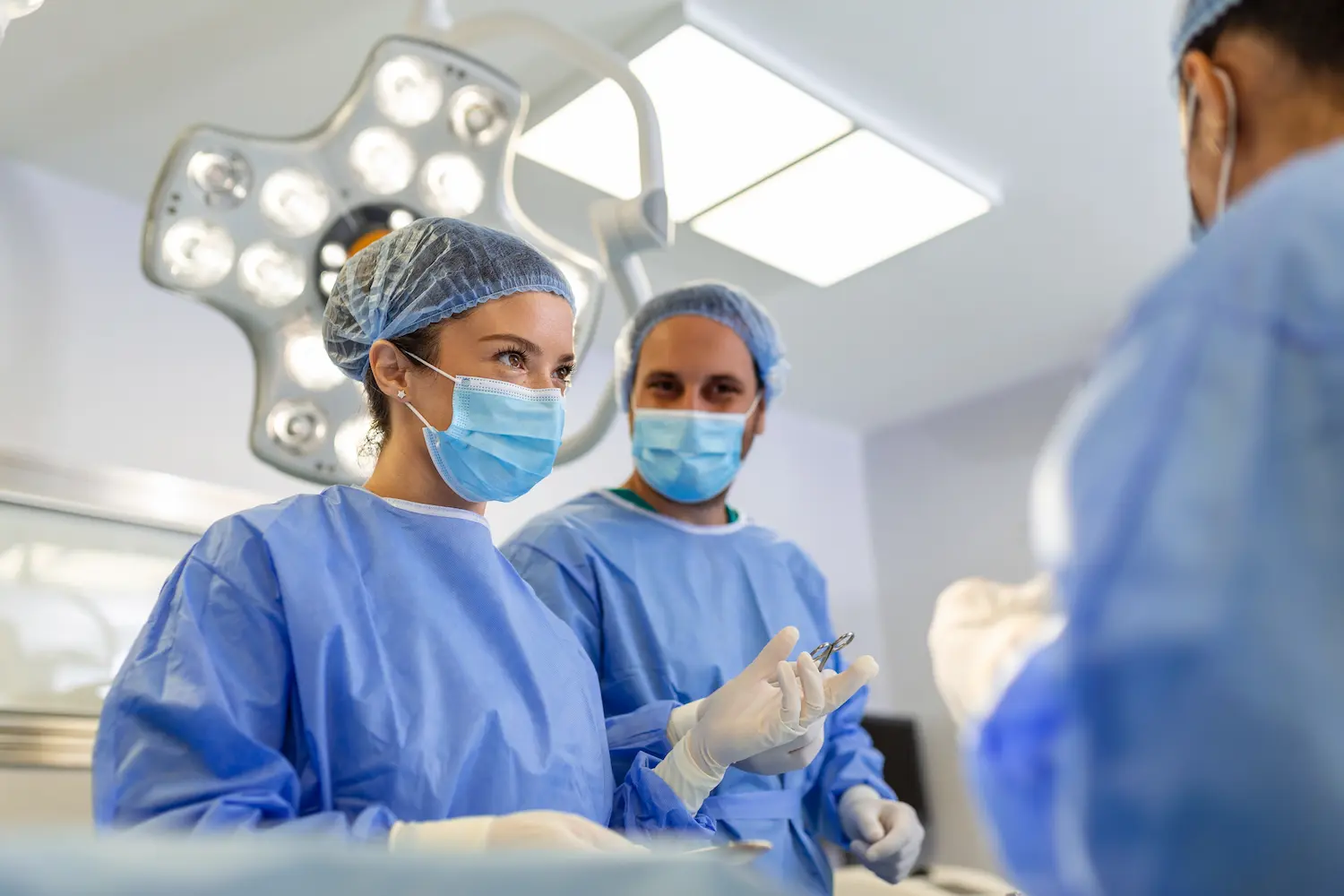 3º Ciclo do Projeto Mais Médicos Especialistas Equipe médica em centro cirúrgico representando o chamamento público do Projeto Mais Médicos Especialistas.