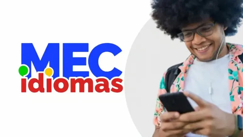 MEC Idiomas Jovem usando celular com fone de ouvido ao lado do logotipo MEC Idiomas, plataforma gratuita de cursos de línguas.