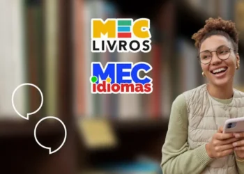 Jovem usando celular em ambiente de estudo com destaque para MEC Idiomas, plataforma de cursos gratuitos de línguas.