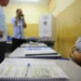 Mesários durante atendimento em seção eleitoral nas eleições brasileiras.