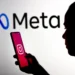 Pessoa segurando celular com aplicativo do Instagram em destaque diante da marca Meta, representando a interrupção de recurso de inteligência artificial após críticas.