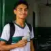Estudante da EJA em escola pública segurando dinheiro, representando a parcela de R$ 1.000 do programa Pé-de-Meia.