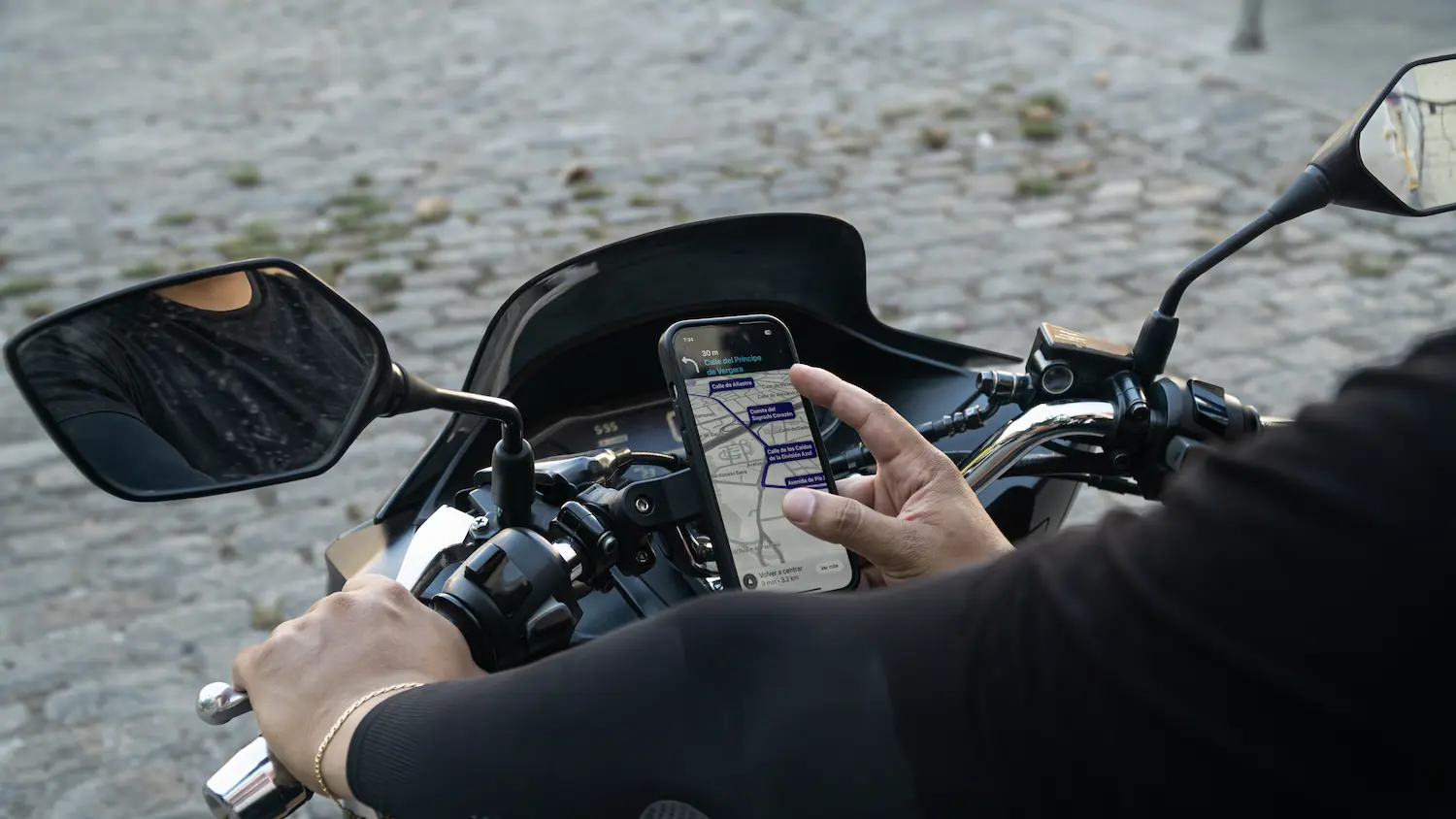 Modo Moto do Waze facilita a navegação para quem utiliza motocicletas Motociclista ativa o Modo Moto do Waze pelo smartphone instalado no guidão da motocicleta.