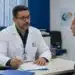 Médico do INSS atendendo segurado durante perícia médica em uma agência da Previdência Social, representando o mutirão dos dias 11 e 12 de julho.