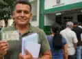 Pessoa segurando documento de identidade, representando o mutirão para emissão da Carteira de Identidade Nacional que será realizado em 18 de julho.