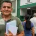 Pessoa segurando documento de identidade, representando o mutirão para emissão da Carteira de Identidade Nacional que será realizado em 18 de julho.