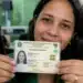 Cidadã segura a Carteira de Identidade Nacional (CIN), representando a emissão do novo documento em cartórios.