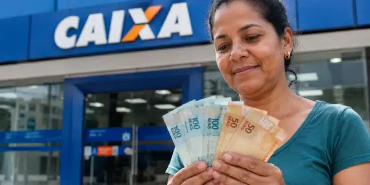 Mulher conferindo cédulas de real em frente a uma agência da Caixa, representando o saque de R$ 6,2 mil do FGTS.