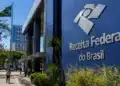 Prédio da Receita Federal do Brasil, destacando as novas regras cadastrais do CNPJ após atualização normativa.