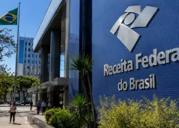 Prédio da Receita Federal do Brasil, destacando as novas regras cadastrais do CNPJ após atualização normativa.