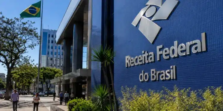 Prédio da Receita Federal do Brasil, destacando as novas regras cadastrais do CNPJ após atualização normativa.