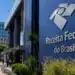 Prédio da Receita Federal do Brasil, destacando as novas regras cadastrais do CNPJ após atualização normativa.