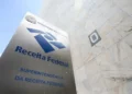 Fachada da Receita Federal com referência institucional ao novo modelo de identificação empresarial baseado no CNPJ alfanumérico no Brasil.