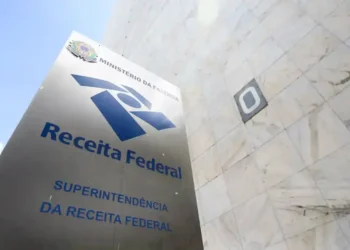 Fachada da Receita Federal com referência institucional ao novo modelo de identificação empresarial baseado no CNPJ alfanumérico no Brasil.