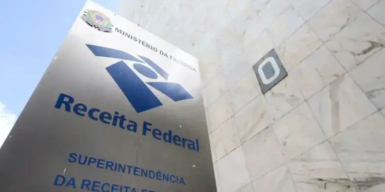 Fachada da Receita Federal com referência institucional ao novo modelo de identificação empresarial baseado no CNPJ alfanumérico no Brasil.