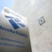 Fachada da Receita Federal com referência institucional ao novo modelo de identificação empresarial baseado no CNPJ alfanumérico no Brasil.