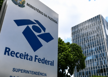 Placa da Receita Federal representa alterações no calendário da Reforma Tributária e novos prazos divulgados.