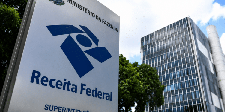 Placa da Receita Federal representa alterações no calendário da Reforma Tributária e novos prazos divulgados.
