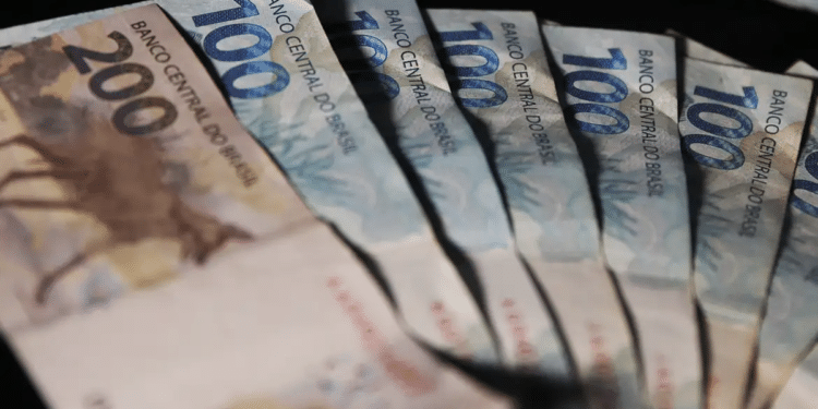 Cédulas de real ilustram o cashback do Imposto de Renda que pagará até R$ 1.000 por pessoa