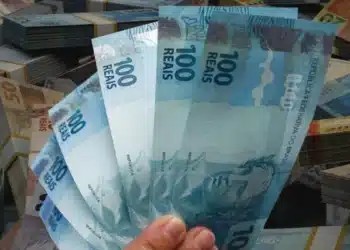 Cédulas de real representando pagamento do programa Pé-de-Meia liberado para estudantes nascidos em julho e agosto