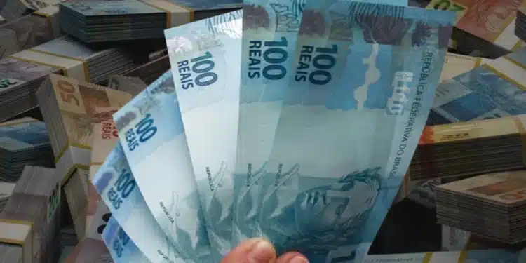 Cédulas de real representando pagamento do programa Pé-de-Meia liberado para estudantes nascidos em julho e agosto