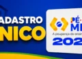 Arte com o texto "Cadastro Único" em destaque sobre fundo azul e, ao lado, a identidade visual do programa Pé-de-Meia 2026 com o logotipo e a inscrição "A poupança do ensino médio".