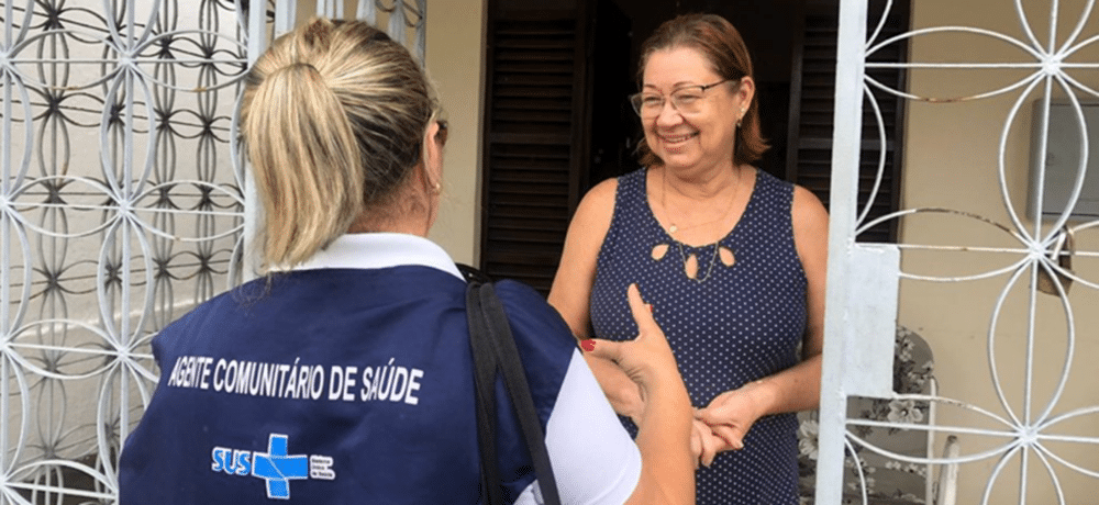 Agente comunitária de saúde em visita, categoria que pode ter redução na idade de aposentadoria