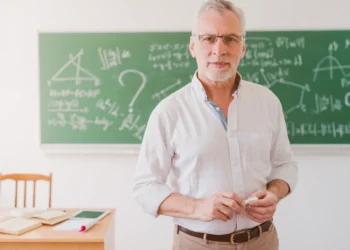 Professor em sala de aula representa a Prova Nacional Docente (PND) 2026 e o prazo para pagamento da inscrição.