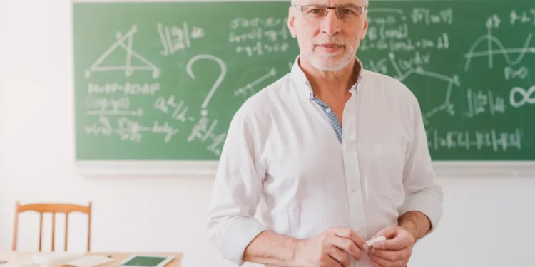 Professor em sala de aula representa a Prova Nacional Docente (PND) 2026 e o prazo para pagamento da inscrição.