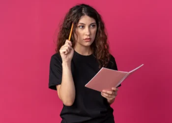 Português sem dúvidas: estudante segura lápis e caderno enquanto aprende a forma correta de escrever desço, deço ou desso.