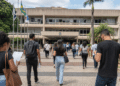 Candidatos se dirigem à prefeitura para participar de processo seletivo com vagas abertas.