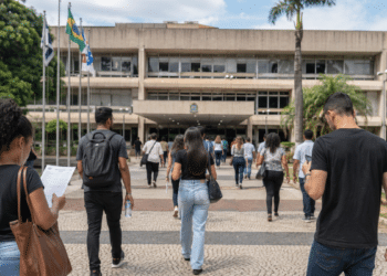 Candidatos se dirigem à prefeitura para participar de processo seletivo com vagas abertas.