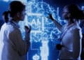 Profissionais analisam painel digital de inteligência artificial que transforma o mercado de trabalho