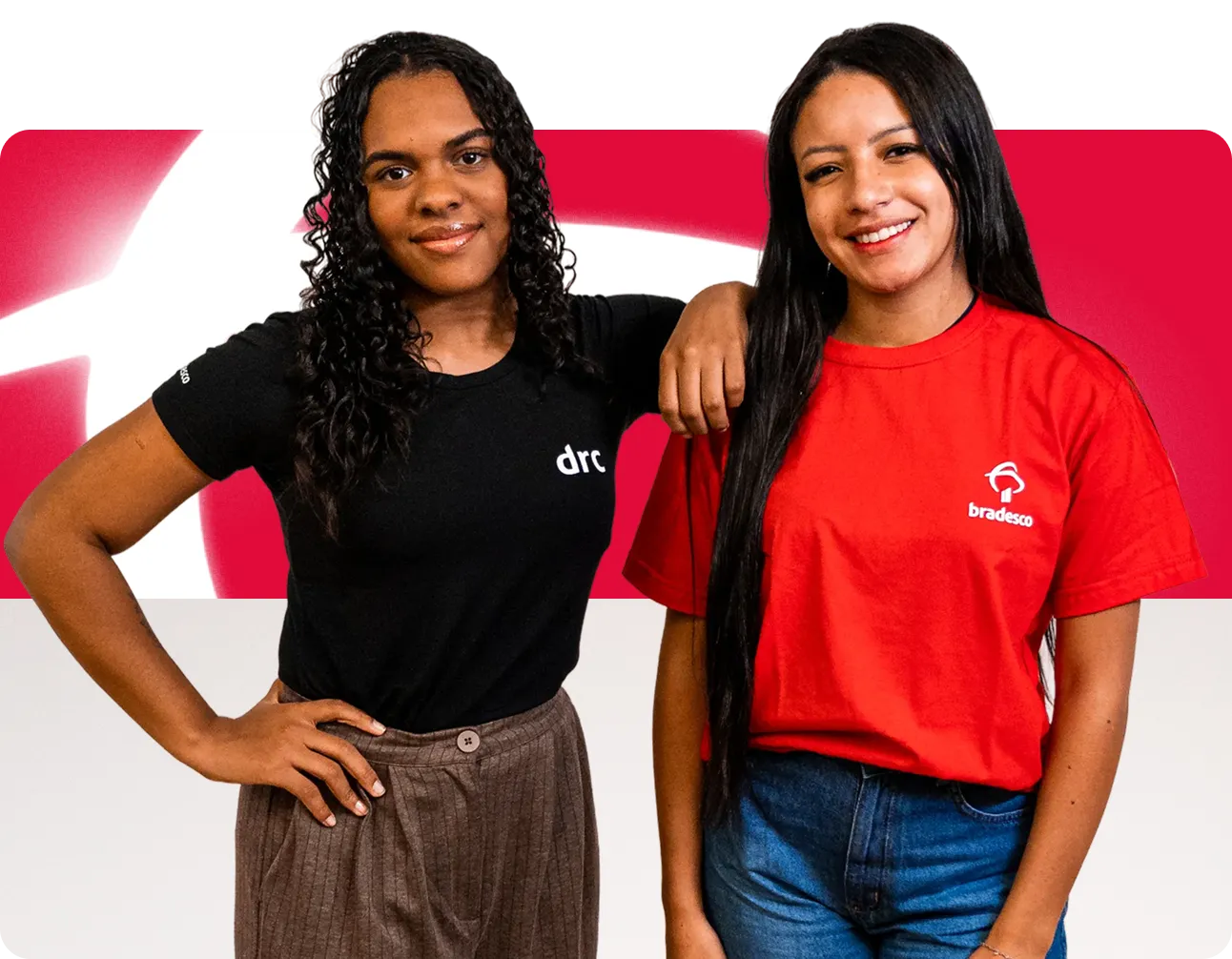 Locais com oportunidades no estágio Bradesco 2026 Duas jovens sorrindo com camisetas do Bradesco representam as vagas do estágio Bradesco 2026