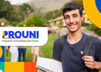Estudante sorridente com mochila e caderno ao lado do logotipo do Prouni, Programa Universidade para Todos