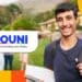 Estudante sorridente com mochila e caderno ao lado do logotipo do Prouni, Programa Universidade para Todos