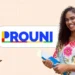 Estudante ao lado da logomarca do Prouni, programa que encerra o prazo de comprovação documental nesta sexta-feira (24).