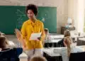 Professora em sala de aula durante atividade com alunos, representando a avaliação de docentes pela Prova Nacional Docente (PND) 2026.