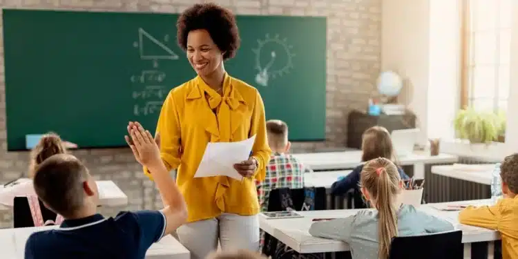 Professora em sala de aula durante atividade com alunos, representando a avaliação de docentes pela Prova Nacional Docente (PND) 2026.