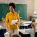 Professora em sala de aula durante atividade com alunos, representando a avaliação de docentes pela Prova Nacional Docente (PND) 2026.