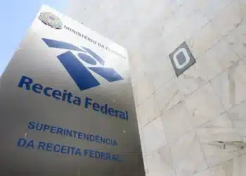 Fachada da Receita Federal em Brasília, representando a cobrança de Imposto de Renda sobre dividendos em 2026.