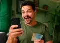 Homem brasileiro com expressão de surpresa representando o pagamento de até R$ 1.000 via Pix da Receita, relacionado ao Imposto de Renda.